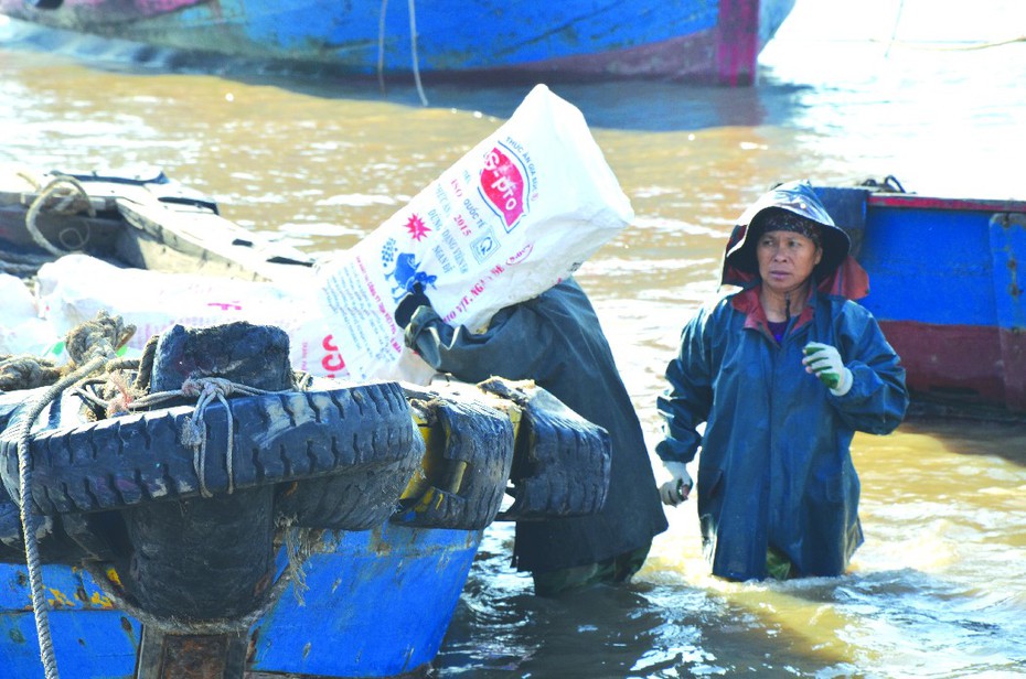 Tết không chồng của hàng trăm “thân cò” vác đá lạnh mưu sinh