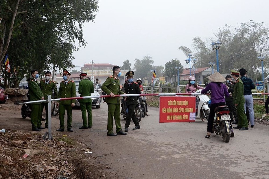 Nam thanh niên ở Sơn Lôi đến nhà bạn gái chơi, 13 người bị cách ly