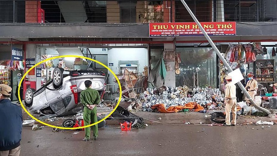 Nữ tài xế lái ô tô tông liên hoàn nhiều người trong chợ rồi lật ngửa ở Hà Nam