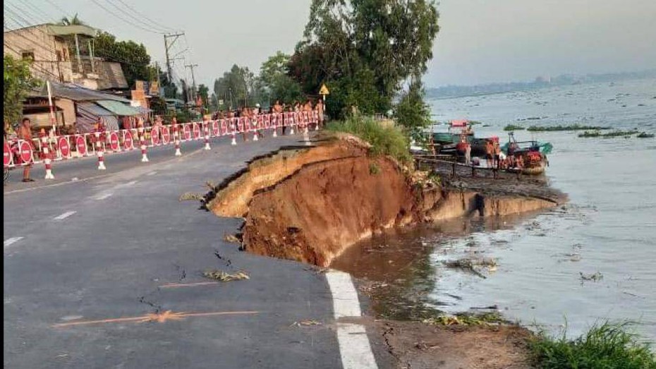 Mặt đường Quốc lộ 91 sạt lở "là hiện tượng tự nhiên"