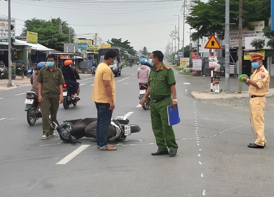 Thanh niên say xỉn lăn cục bê tông ra đường khiến cô gái ngã chấn thương sọ não