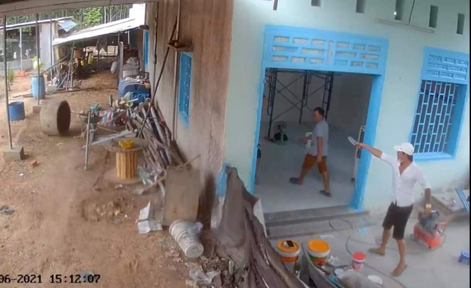 Xông vào khu vực phong tỏa chém 4 người vì tranh giành chó nuôi đi lạc