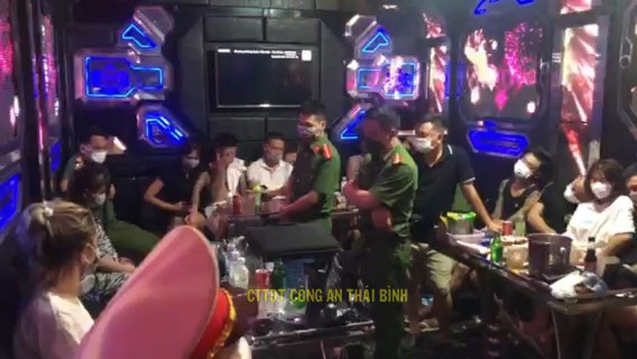 Kiểm tra quán karaoke, công an phát hiện 27 nam nữ đang "bay lắc"