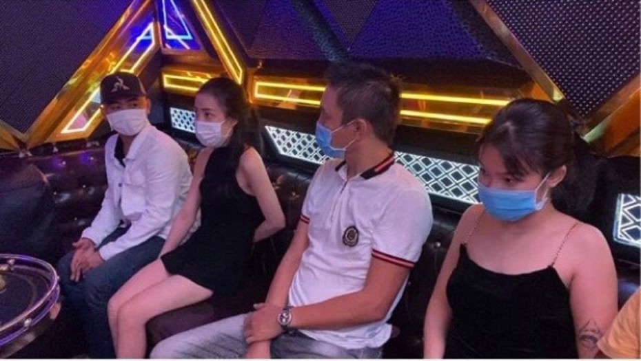 Phát hiện nhóm nam, nữ thanh niên sử dụng ma túy trong quán karaoke