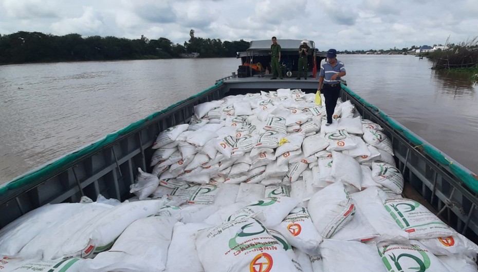 Tạm giam một cán bộ Cục Hải quan An Giang vì vụ buôn lậu 100 tấn đường