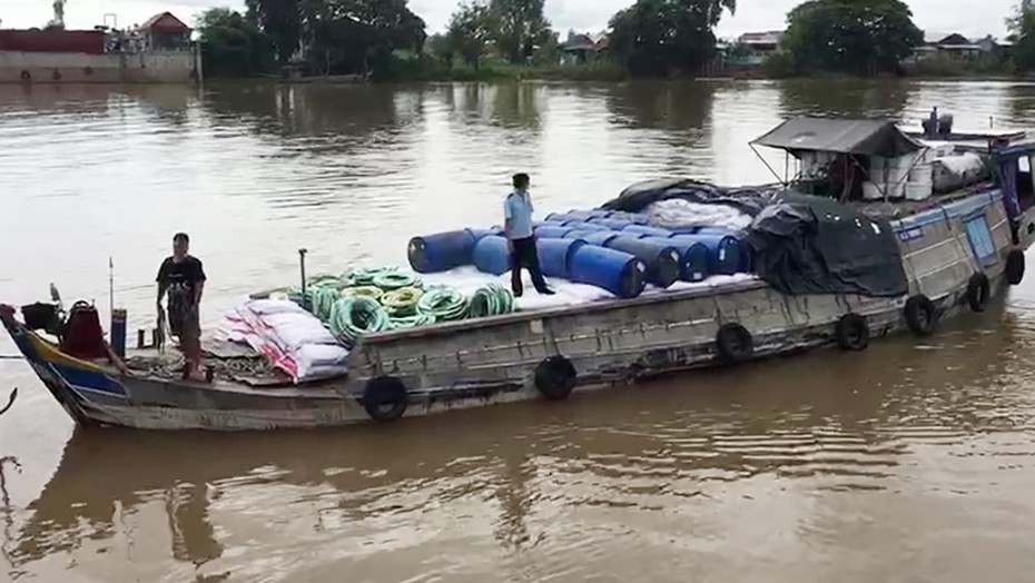 Phát hiện ghe gỗ vận chuyển hàng nghìn bao hoá chất không rõ nguồn gốc