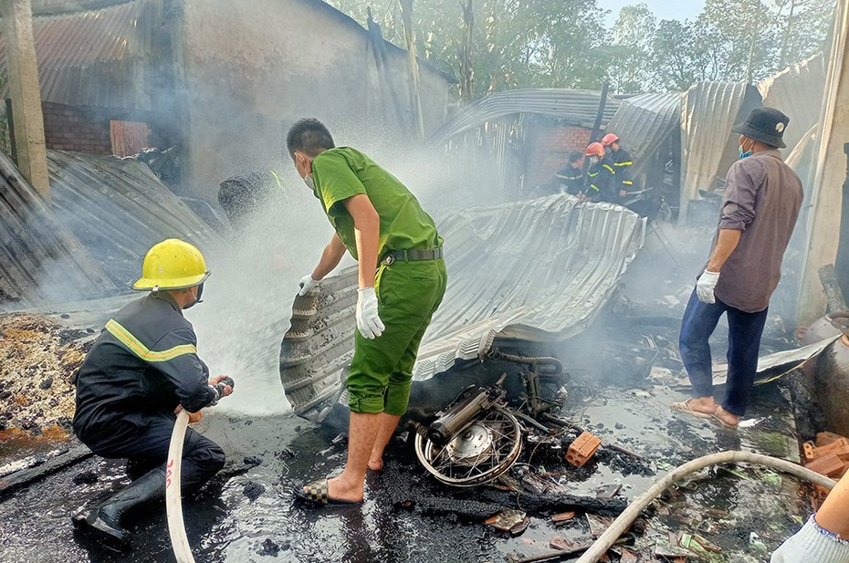 Bắt nam thanh niên phóng hỏa đốt nhà cha mẹ ruột