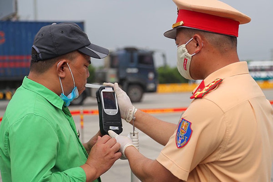 Từ 1/3, CSGT tăng cường kiểm soát vi phạm nồng độ cồn và ma túy đối với tài xế