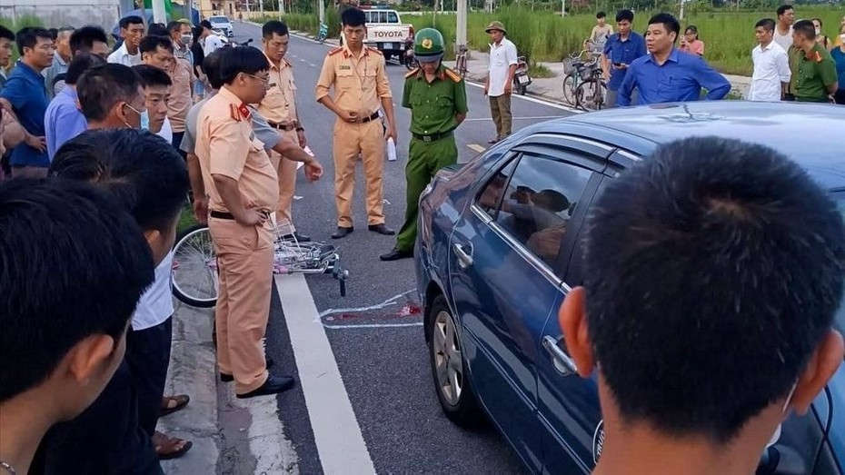 Tông cháu bé 5 tuổi tử vong, nữ học viên và thầy dạy lái xe bị khởi tố