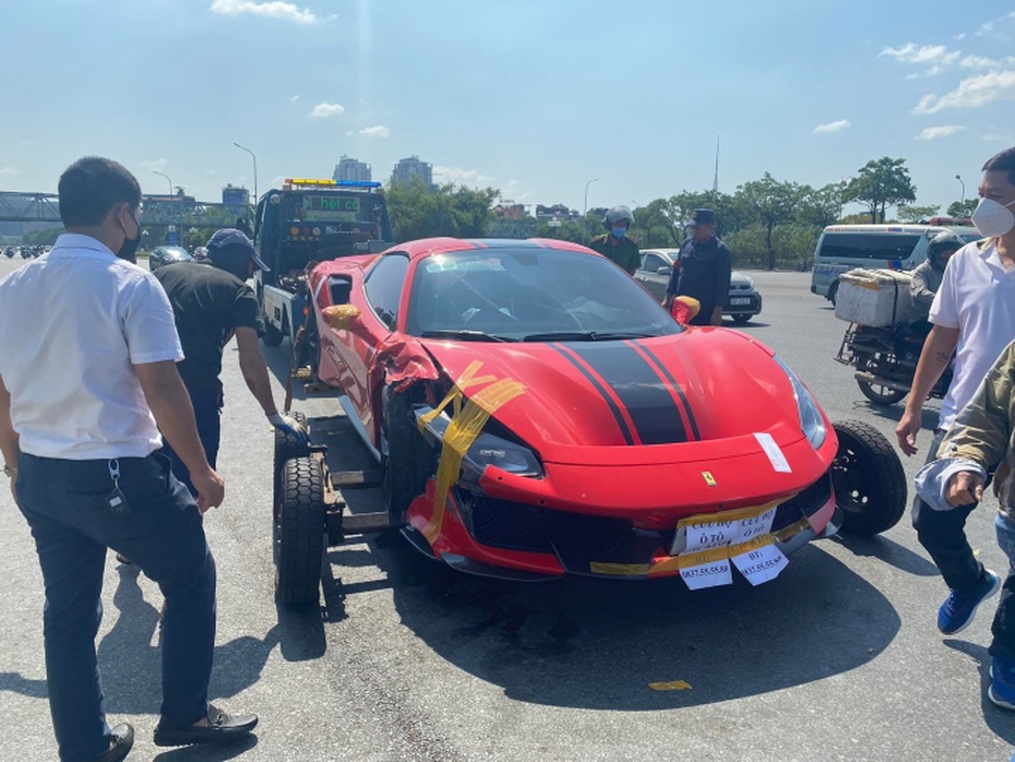 Trích xuất camera, lấy mẫu vân tay để điều tra vụ Ferrari 488 đâm 2 người thương vong