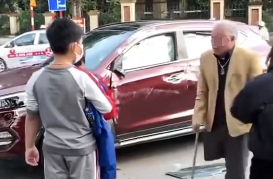 Xác minh clip người đàn ông cụt chân điều khiển ô tô gây tai nạn