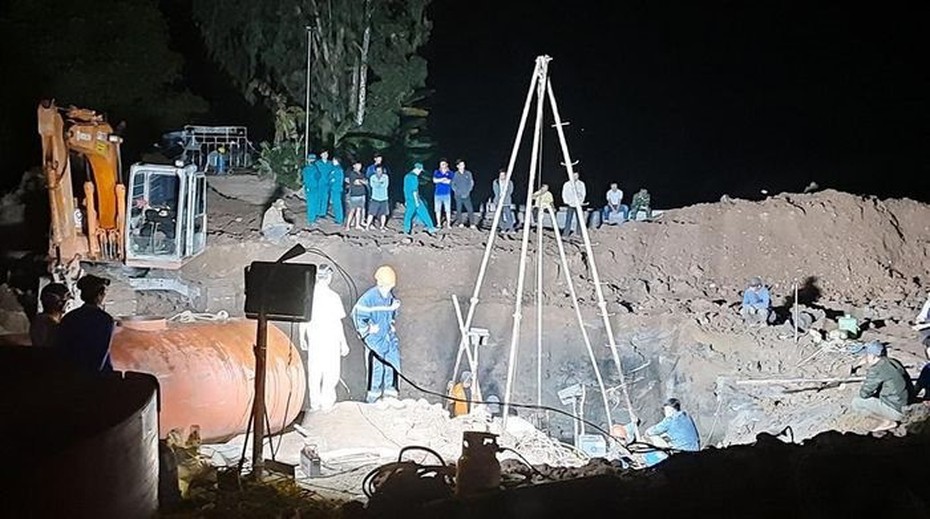 Nỗ lực giải cứu bé 10 tuổi rơi xuống hố trụ bê tông mố cầu sâu 35m