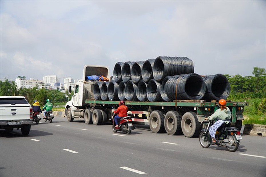 Bộ GTVT yêu cầu chấn chỉnh tình trạng ô tô chở hàng cồng kềnh