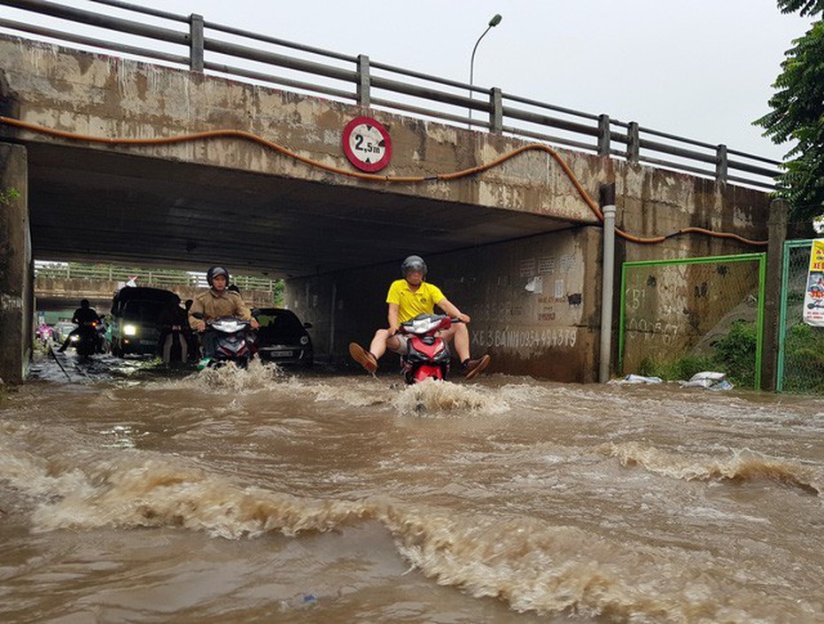 Cử tri phàn nàn đường gom đại lộ Thăng Long mưa là ngập, Bộ GTVT nói gì?