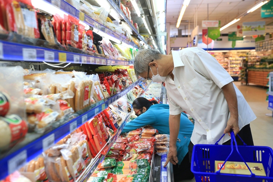 Từ tháng 9, nhiều mặt hàng thiết yếu như gạo, mì ăn liền,... tăng giá