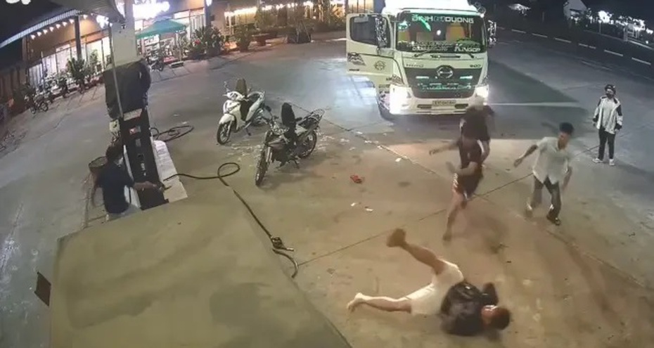 Tin mới vụ nhóm người từ xe tải xuống cây xăng, chém nhau loạn xạ