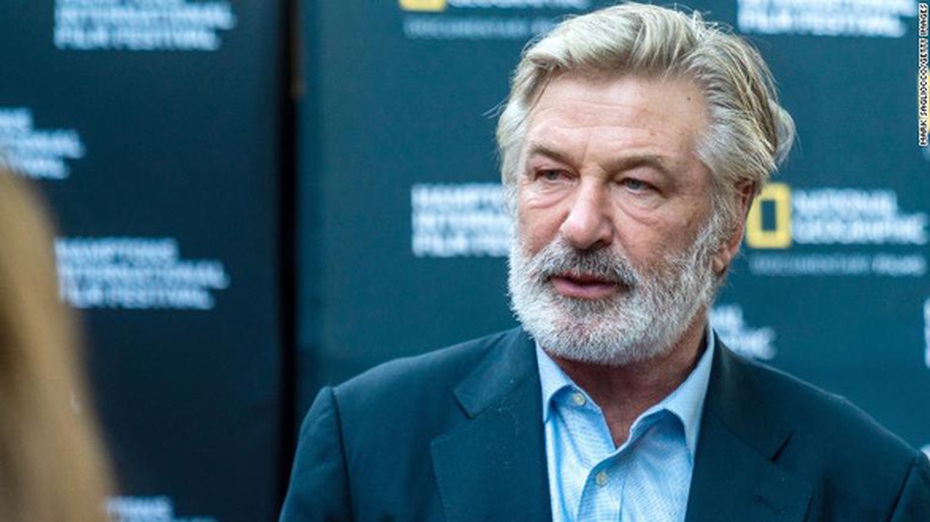 Án Tây-Luật Ta: AlecBaldwin nổ súng đạo cụ vô tình bắn chết người trên phim trường