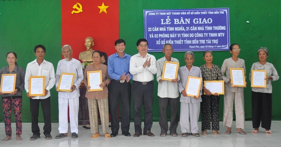 Trao nhiều nhà tình thương, tình nghĩa cho gia đình chính sách, hộ nghèo