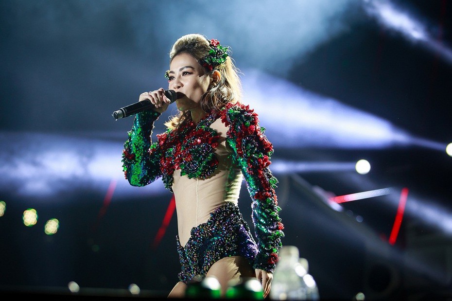 Thu Minh, Tóc Tiên tưng bừng trong lễ hội countdown chào năm mới