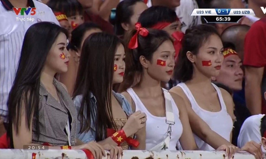 Dàn hot girl World Cup phản pháo vì bị ném đá khi đi cổ vũ đội Olympic Việt Nam