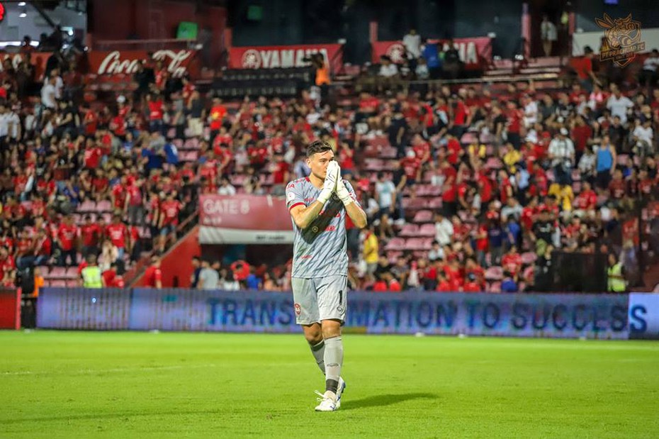 Đặng Văn Lâm tỏa sáng nhưng không cứu được Muangthong thoát cảnh thua trận