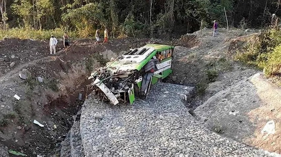 Nguyên nhân xe tải chở hơn 40 người lao xuống khe núi khiến 19 người Phillipines thiệt mạng