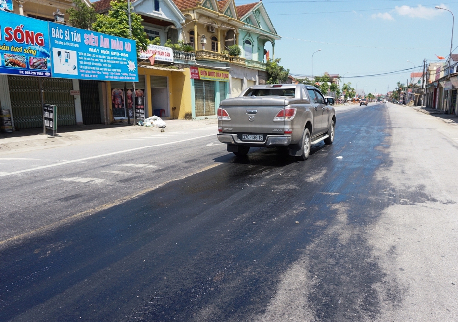 Người dân quay cuồng trong nắng nóng, mặt đường chảy nhựa giữa trưa