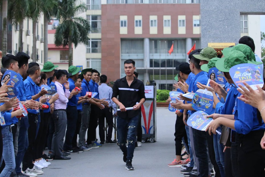 Hi hữu: Thí sinh quên ký tên vào bài thi Ngữ văn, sinh viên tình nguyện nhớn nhác tìm