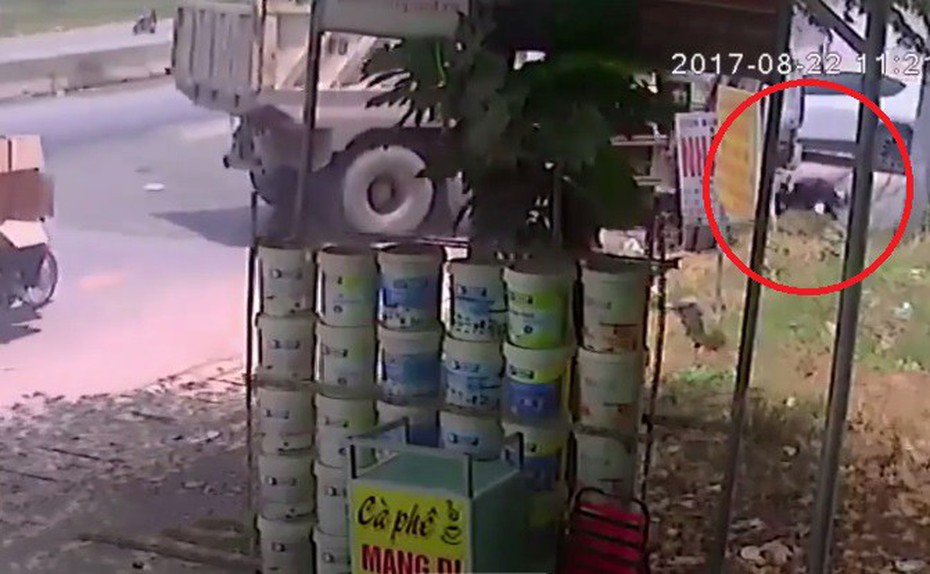 Clip: Cố vượt xe ben đang vào cua, nam sinh bị cuốn vào gầm