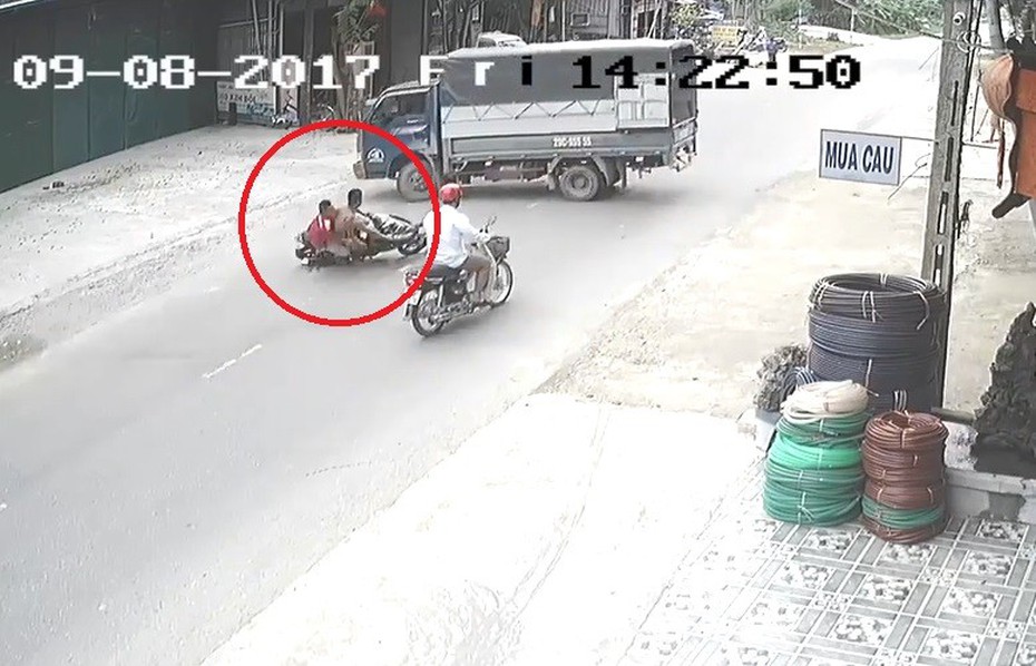 Clip: Không làm chủ tốc độ, hai thanh niên lao thẳng vào xe tải