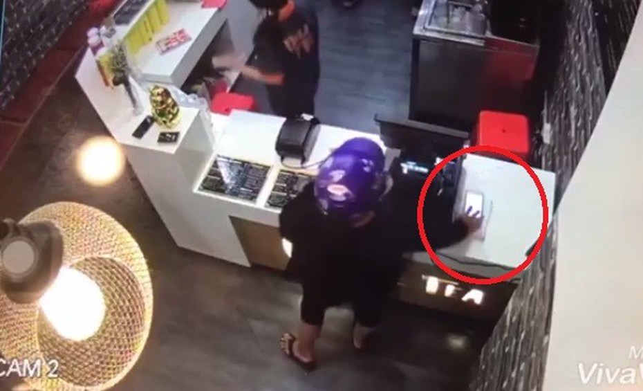 Clip: Nữ quái vờ mua đồ rồi trộm điện thoại trong nháy mắt