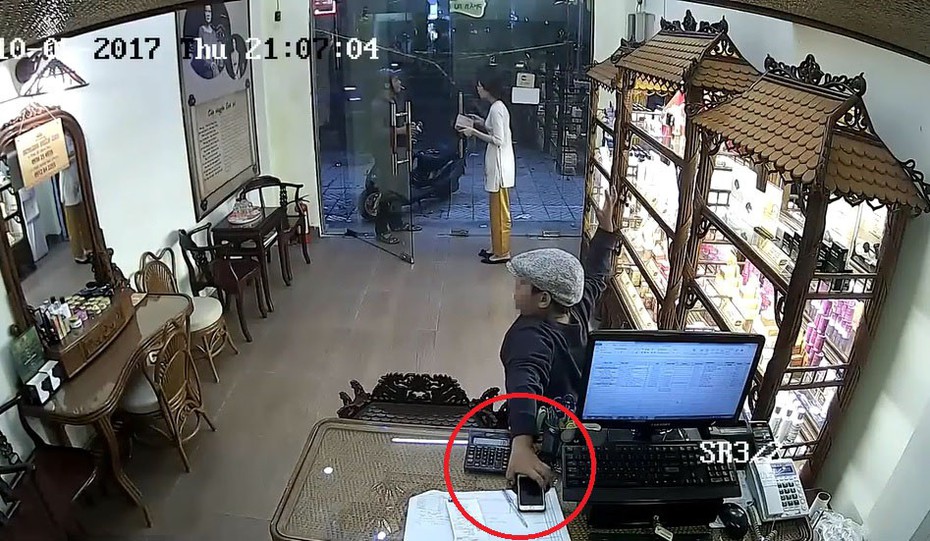Clip: Người đàn ông cố tình dàn cảnh để bé trai trộm iPhone