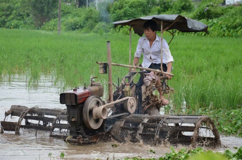 Clip: Gặp gỡ người biến máy bừa thành "thủy phi cơ" cày ruộng