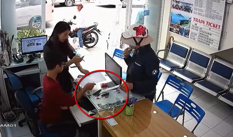 Clip: Vờ mua vé, "nữ quái" trộm Samsung S8 trước mặt nhân viên
