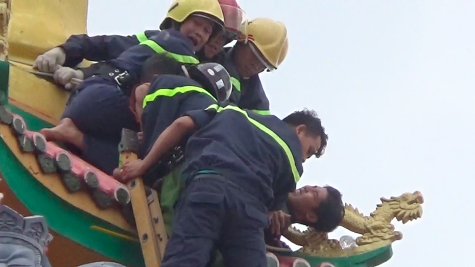 Clip: Nghẹt thở giây phút giải cứu thanh niên cố thủ trên nóc chùa