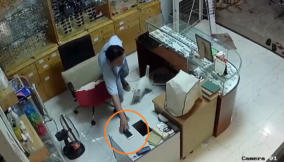 Clip: Người đàn ông trộm điện thoại cực nhanh trong tiệm mắt kính