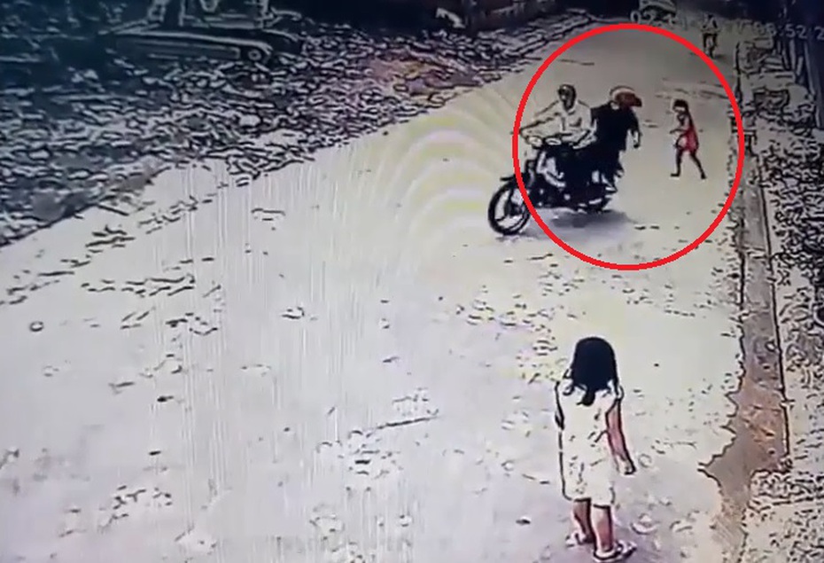 Clip: Bé gái giằng co với hai tên cướp khi bị giật điện thoại trên tay