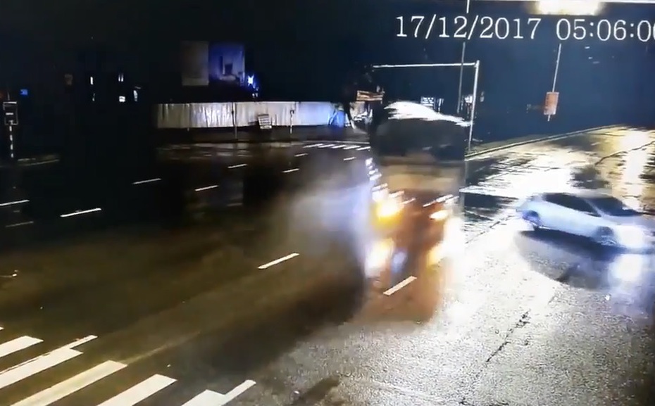 Clip: Tránh ô tô, xe tải "đốn ngã" cột đèn rồi lật giữa đường