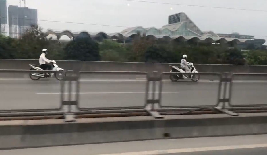 Clip: 4 xe máy nối đuôi nhau phóng ngược chiều trên đường vành đai 3