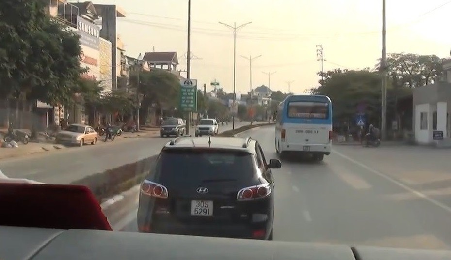 Clip: Mặc xe cứu hỏa hú còi, ô tô vẫn không chịu nhường đường