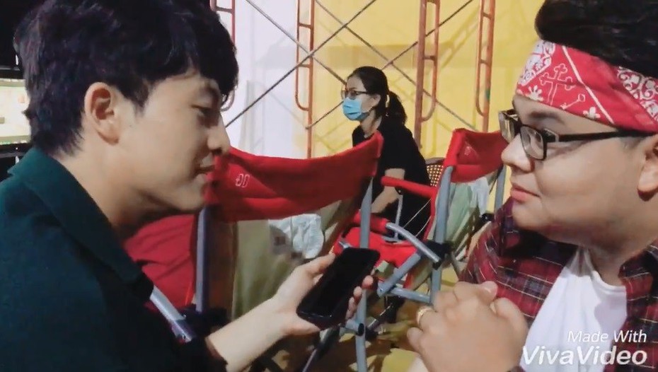 Clip: Harry Lu bẽn lẽn khi được đồng nghiệp nam hôn tay tỏ tình