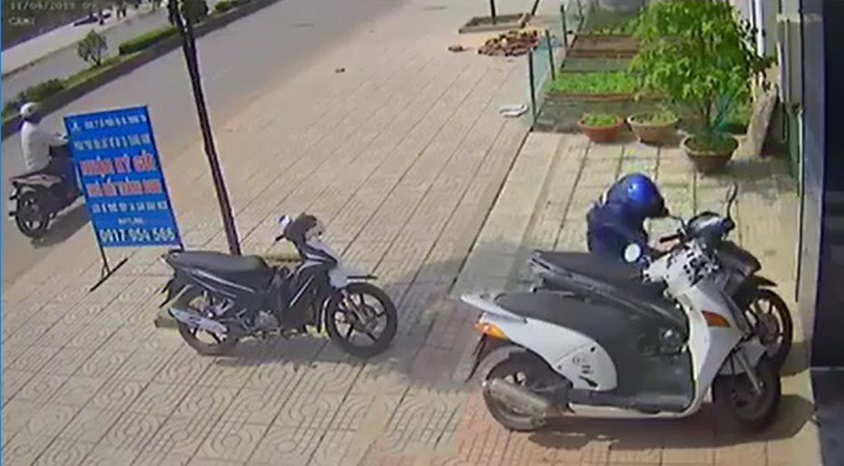 Clip: Trộm ngang nhiên bẻ khóa "cuỗm" xe máy giữa ban ngày