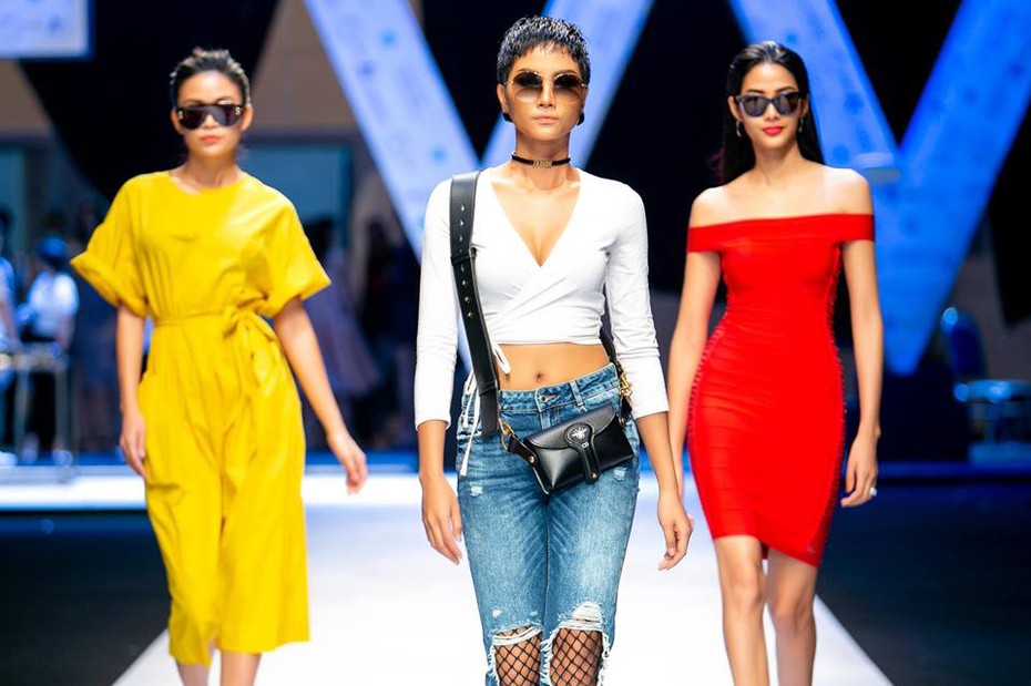 Clip: H’Hen Niê, Hoàng Thùy, Mâu Thủy catwalk thần sầu trên sàn runway