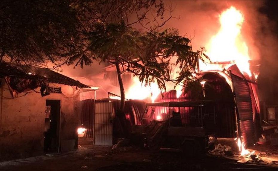 Xưởng gỗ trên phố Định Công bất ngờ bốc cháy dữ dội lúc nửa đêm