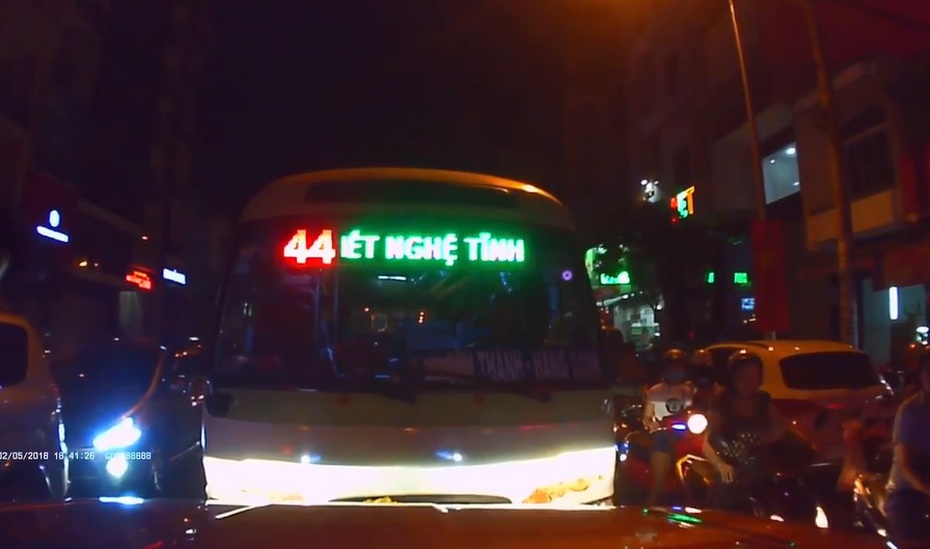 Clip: Xe buýt lấn làn, đi ngược chiều bị ô tô ép lùi trên phố