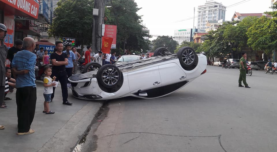 Clip: Ô tô lật ngửa giữa đường sau khi tông vào hông xe Mazda