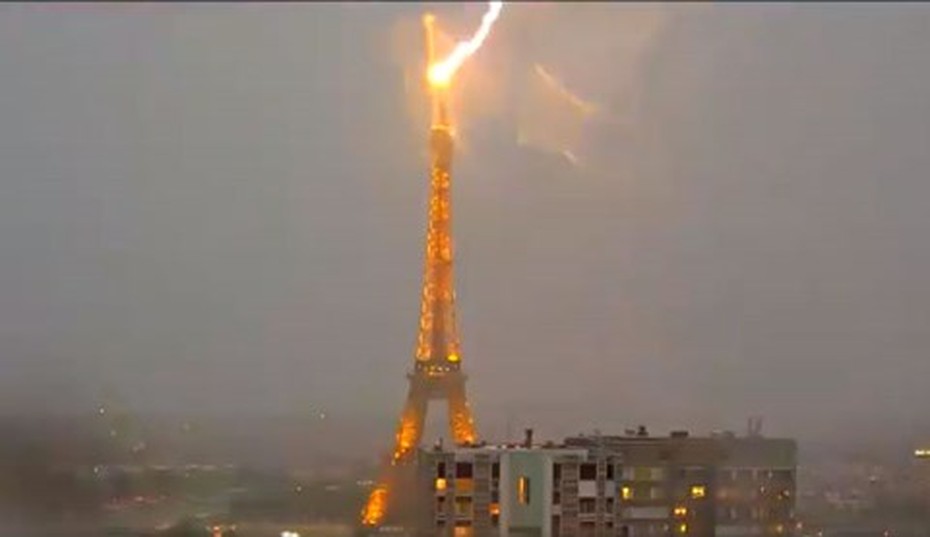 Clip: Khoảnh khắc sét đánh trúng tháp Eiffel giữa cơn bão