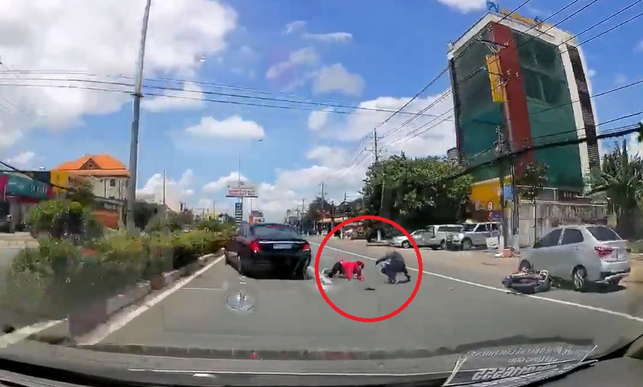Clip: Tài xế đánh lái hoàn hảo, cứu 2 mạng người trong gang tấc
