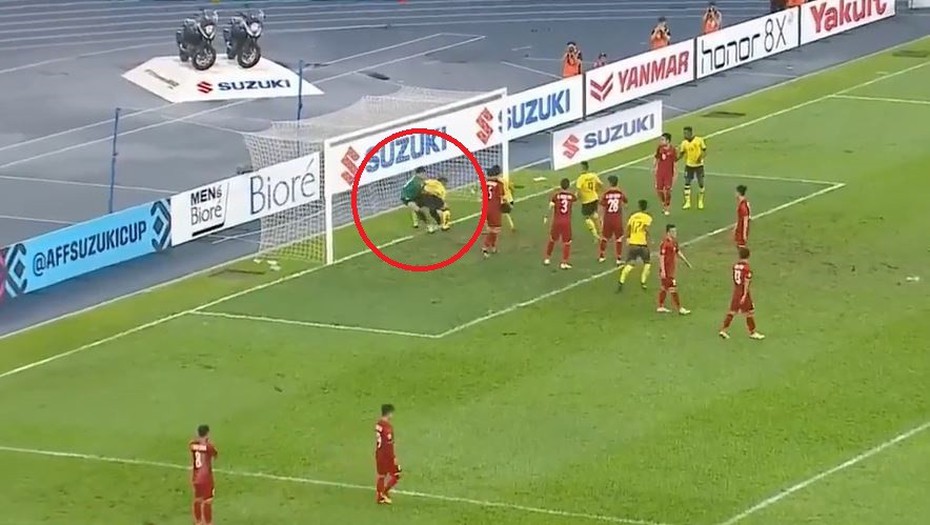 CĐV bức xúc khi Văn Lâm bị cầu thủ Malaysia húc ngã sau pha rút ngắn tỉ số