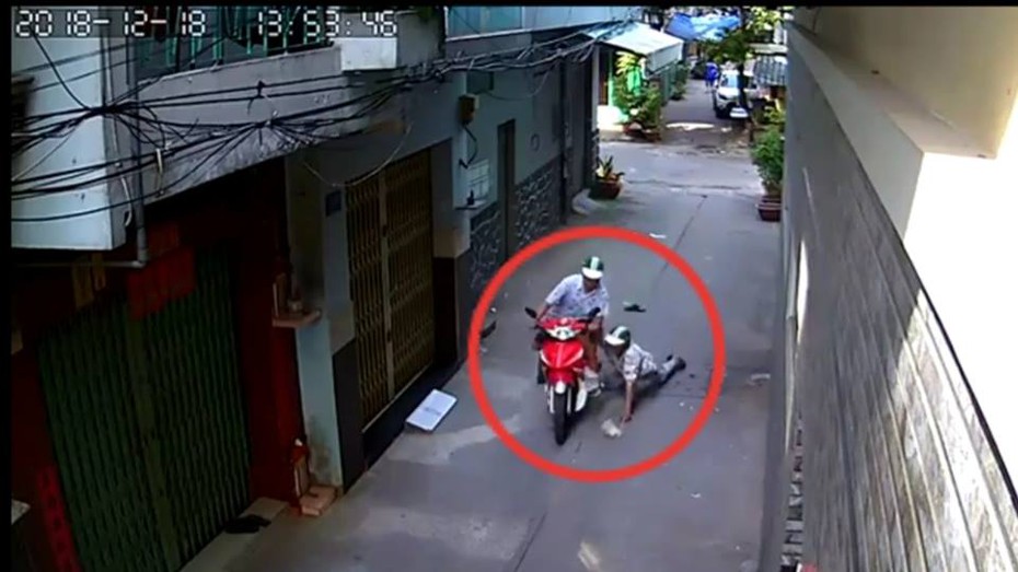 Clip: Nam thanh niên khống chế tài xế, cướp xe ôm ngay giữa ban ngày